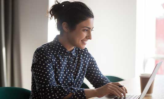 woman_using_laptop_smiling